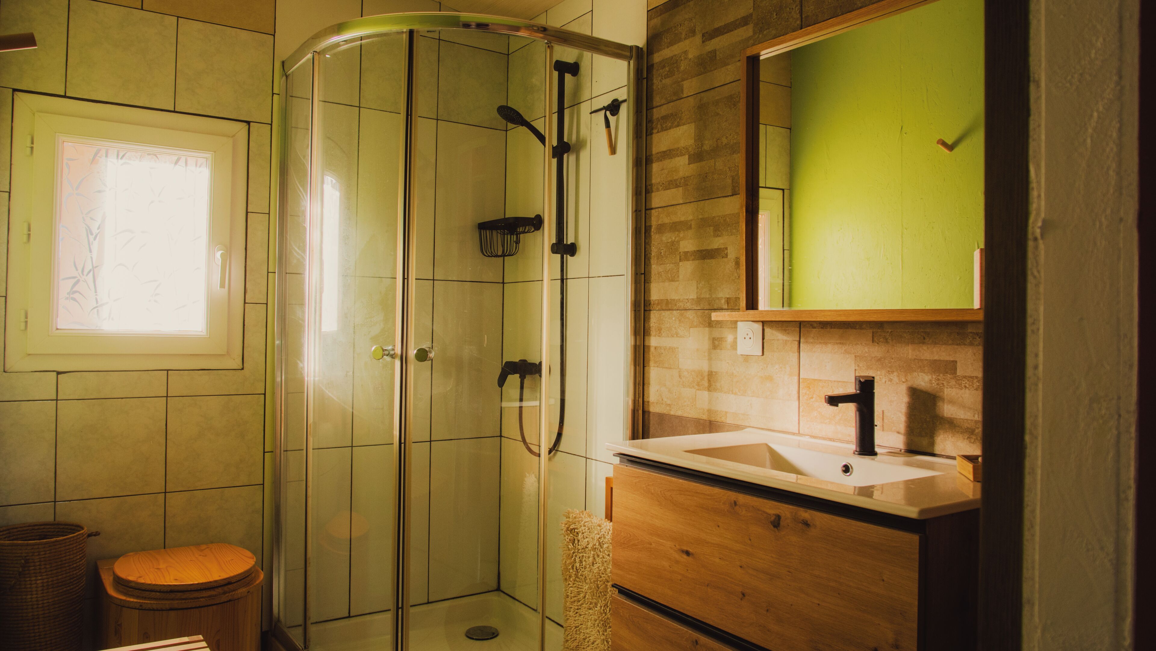 Douche, serviettes fournies, savon, papier toilette