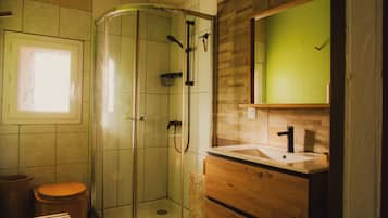 Douche, serviettes fournies, savon, papier toilette