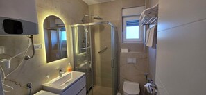 Shower, hair dryer, towels, soap - Charming Cardak, 2-bedroom apartment,  AC in each room,WiFi,free private parking (Zadar)