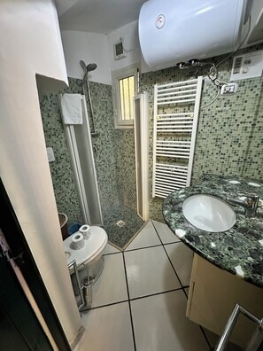 Haartrockner, Handtücher, Seife, Toilettenpapier