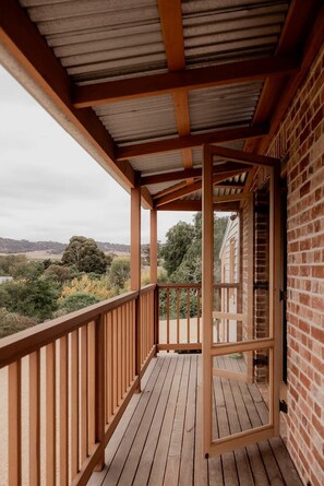 Property grounds - 'Engineers Hut 1823' in Historic Richmond (Richmond)