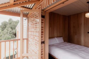 2 bedrooms, iron/ironing board, WiFi, bed sheets - 'Engineers Hut 1823' in Historic Richmond (Richmond)