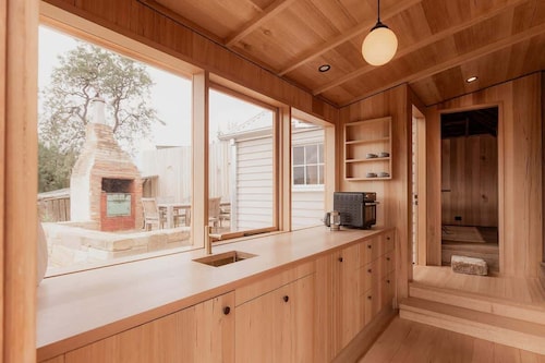 'Engineers Hut 1823' in Historic Richmond