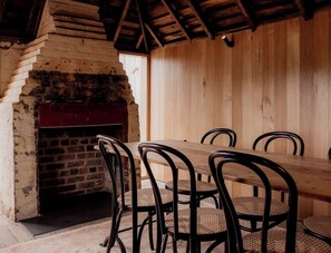 Dining - 'Engineers Hut 1823' in Historic Richmond (Richmond)