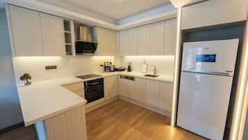 Stort kylskåp, ugn, spishäll och diskmaskin