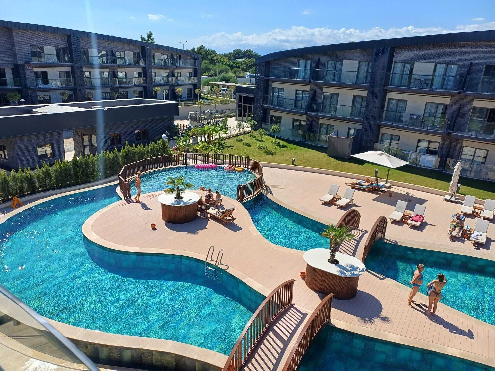 Kauden mukainen ulkouima-allas avoinna 8.00–20.00, aurinkovarjoja