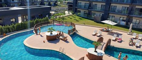 Alberca al aire libre por temporada y sombrillas en la alberca