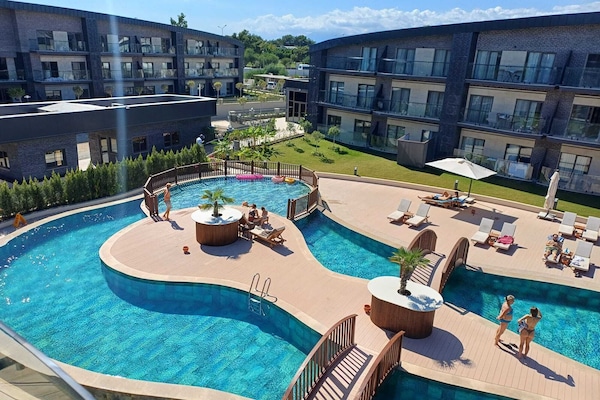 Hồ bơi ngoài trời phục vụ theo mùa, dù/ô trên bãi biển/hồ bơi