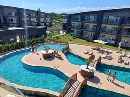 Una piscina al aire libre de temporada, sombrillas