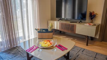 Een 186-cm smart-tv met satellietzenders