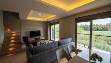 Luksushuoneisto, parveke, näköala puutarhaan | Oleskelualue | 186–senttinen äly-TV, jossa satelliittikanavat