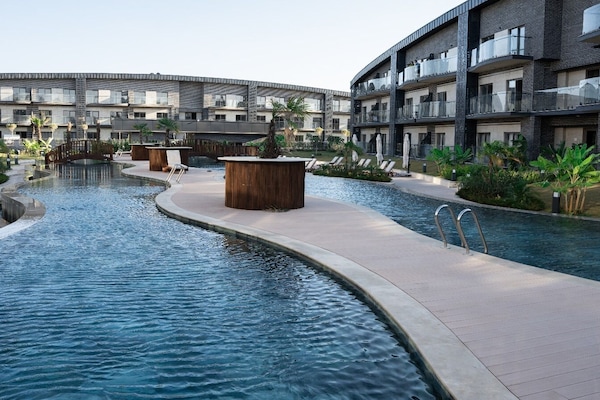 Alberca al aire libre por temporada y sombrillas en la alberca