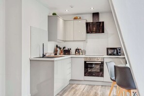 Køleskab, mikrobølgeovn, kogeplade, brødrister