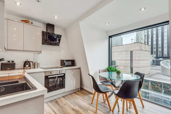 Køleskab, mikrobølgeovn, kogeplade, brødrister