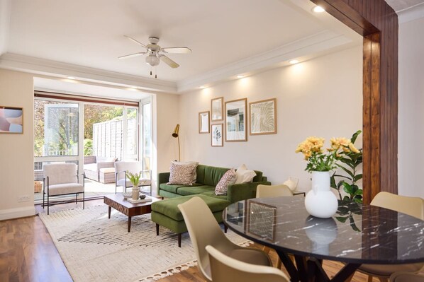 4 bedrooms - The Randall Retreat Spacious 4bdr Home With Garden (London)