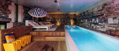 Sisäuima-allas avoinna 14.00–20.00, aurinkovarjoja, aurinkotuoleja