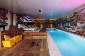 Innendørsbasseng, bassengparasoller og solsenger