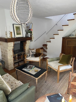 TV, fireplace