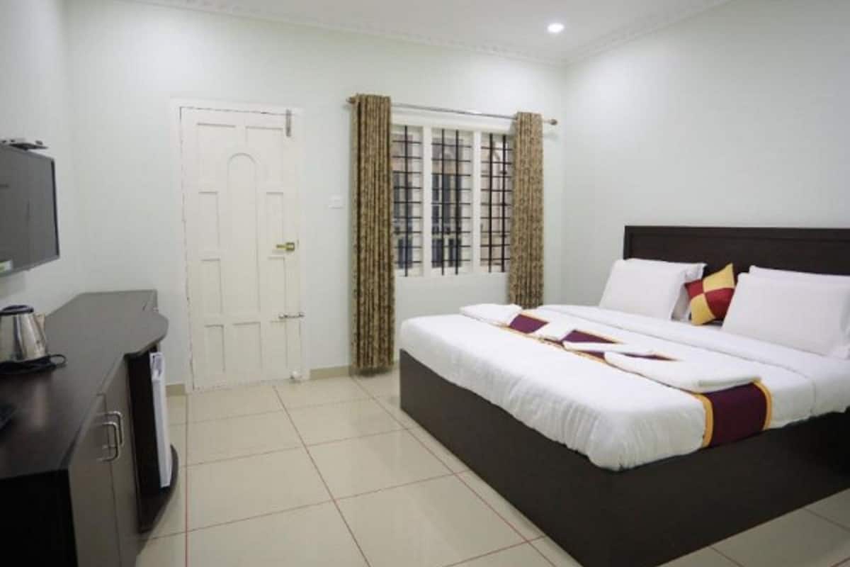 Comfort villa, balkon, uitzicht op resort | Een bureau, een laptopwerkplek, een strijkplank/strijkijzer, gratis wifi