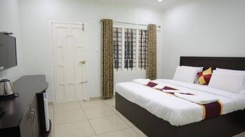 Villa Comfort, balcone, vista resort | Una scrivania, postazione laptop, ferro/asse da stiro, Wi-Fi gratuito