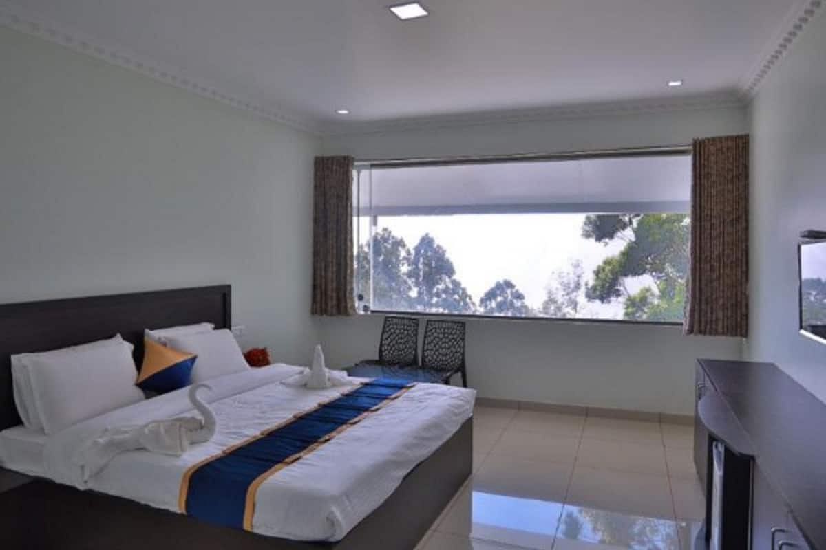 Deluxe tweepersoonskamer, balkon, uitzicht op resort | Een bureau, een laptopwerkplek, een strijkplank/strijkijzer, gratis wifi