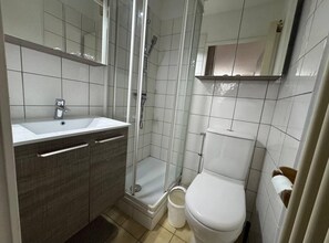 Dusch, handdukar, tvål och toalettpapper