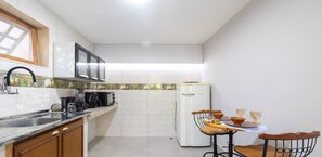 Geladeira, micro-ondas, cooktop, cafeteira/chaleira