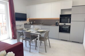 冰箱、微波炉、烤箱、炉灶