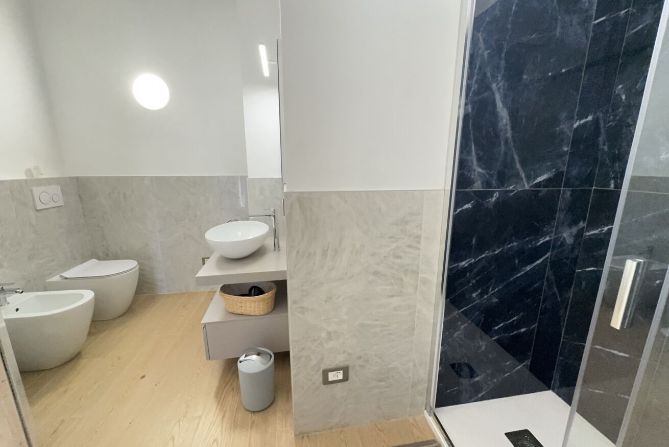 Douche, sèche-cheveux, bidet, serviettes fournies