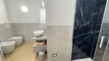 Ducha, secador de pelo, bidet, toallas