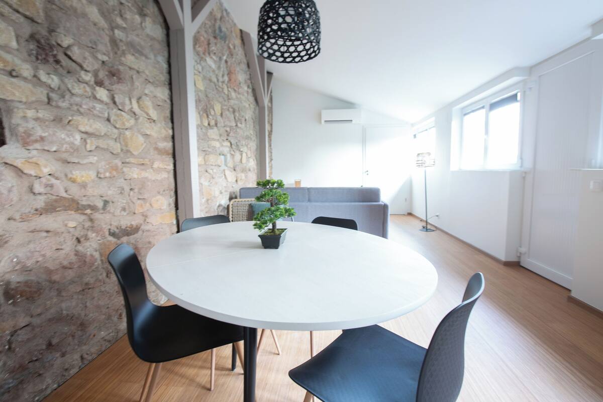 Appartement Zen | Living area | 80-cm TV with digital channels, DVD player