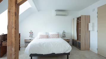 Une chambre à coucher avec un lit, une table de chevet et une armoire.
