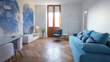 Appartement Dolce Vita | Living area | 80-cm TV with digital channels, DVD player