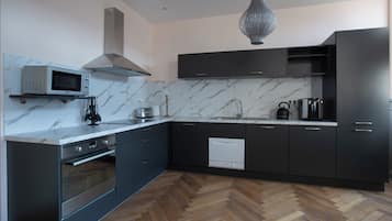 Suite Venise | Private kitchen | Fridge, microwave, oven, stovetop