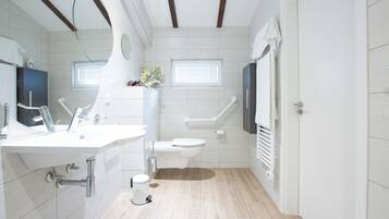 Appartement Zen | Bathroom | Hair dryer, towels, soap, shampoo