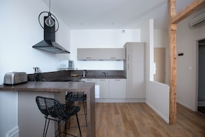 Studio Terre | Cocina privada | Frigorífico, microondas, horno y placa de cocina