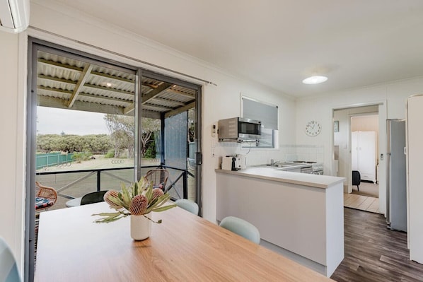 ثلاجة، ميكروويف، فرن، موقد طهي مسطح