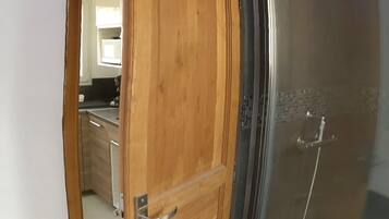 Serviettes fournies, savon, papier toilette