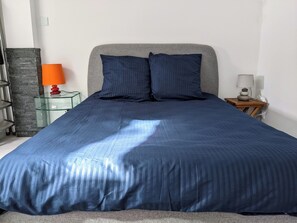 1 bedroom, WiFi, bed sheets - Tropical Retreat in Marseille (Marseille)
