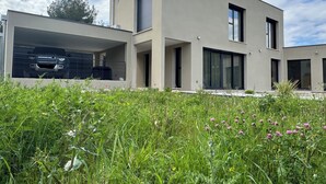 A modern two-story house with a flat roof, large windows, and a covered outdoor area. - VILLA with private pool, near MONT VENTOUX and VAISON LA ROMAINE (Mollans-sur-Ouvèze)