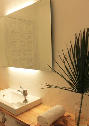Een haardroger, een bidet, handdoeken, zeep