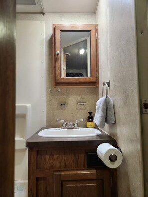 Douche, sèche-cheveux, serviettes fournies, savon