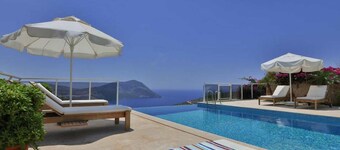 Luxury villa with sea view close to the center