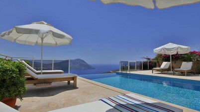 Luxury villa with sea view close to the center