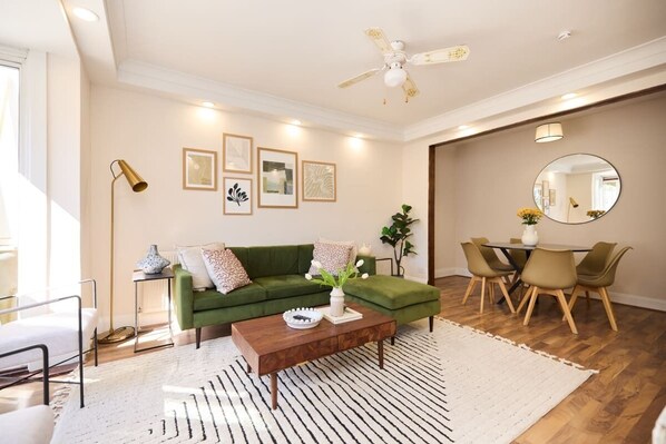 Living area - The Randall Retreat Spacious 4bdr Home With Garden (London)