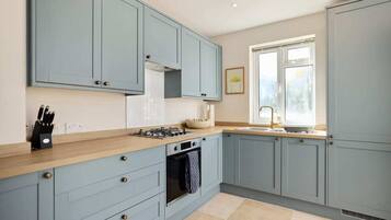 House (4 Bedrooms) | Private kitchen | Fridge, oven, dishwasher