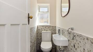 House (4 Bedrooms) | Bathroom | Hair dryer