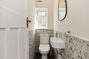 Bathroom - The Randall Retreat Spacious 4bdr Home With Garden (London)