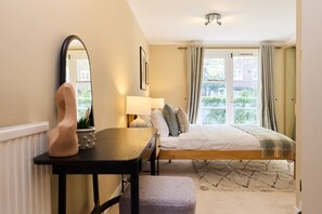 Apartment (2 Bedrooms) | 2 bedrooms, iron/ironing board, bed sheets - The Brompton Park Escape Bright 2bdr Flat With Patio Access (London)