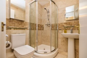Apartment (2 Bedrooms) | Bathroom | Towels